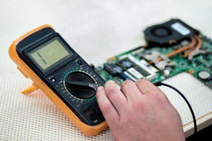 mesurer la tension d'un circuit électrique avec un multimètre Fluke pour le dépanner