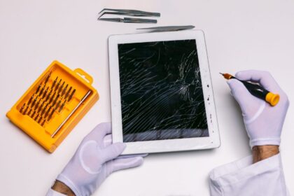 Technicien examinant une tablette ouverte pour diagnostiquer une panne